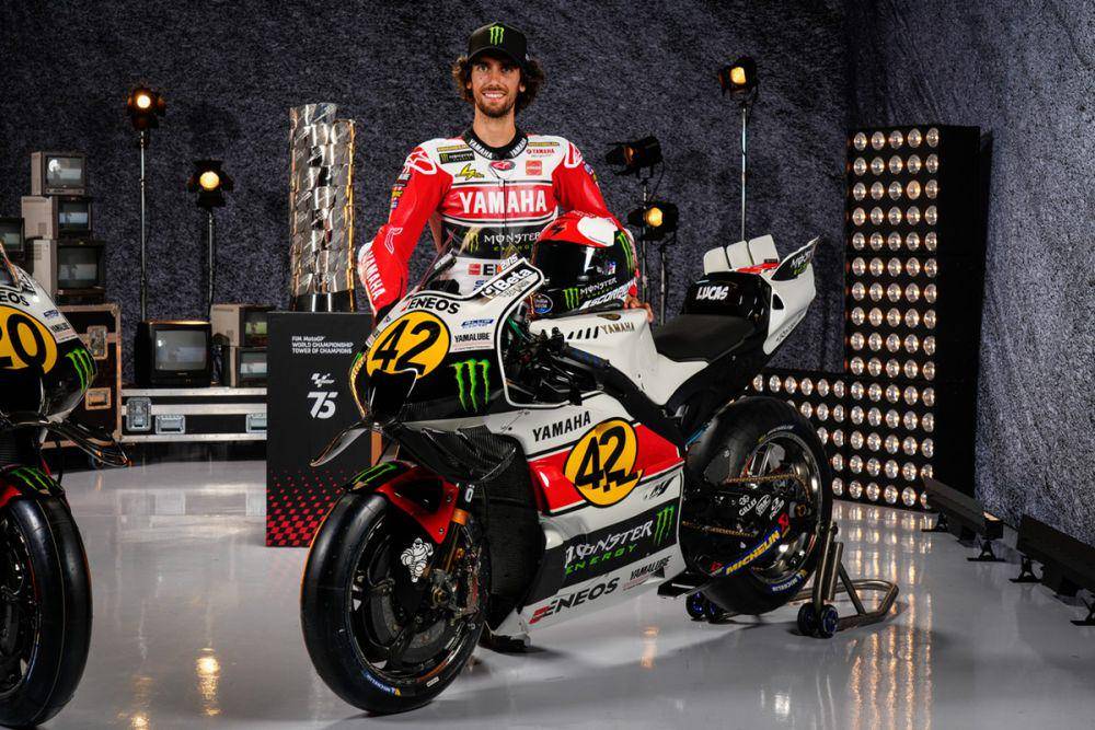Alex Rins berfoto bersama YZR-M1 livery retro jelang GP Inggris 2024. (yamahamotogp.com)