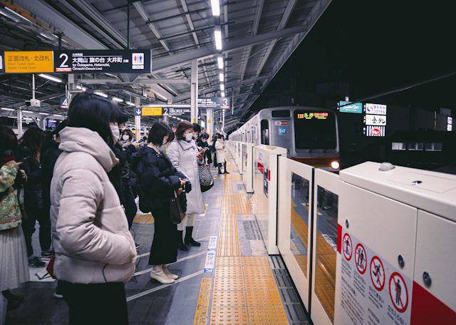 ilustrasi kereta di Jepang (unsplash.com/BREAKIFY)