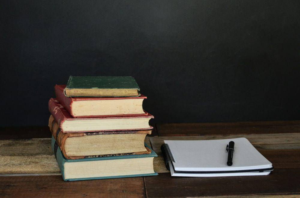 Ilustrasi buku cetak dan buku catatan(unsplash.com/Debby Hudson)