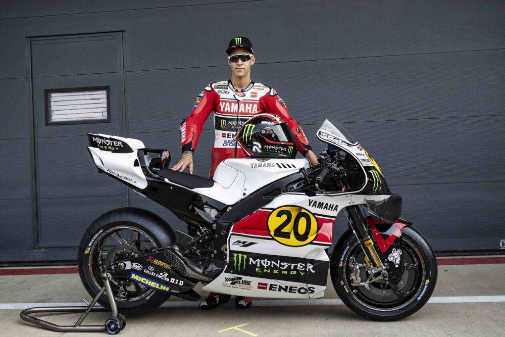 Fabio Quartararo berfoto bersama YZR-M1 livery retro jelang GP Inggris 2024. (yamahamotogp.com)