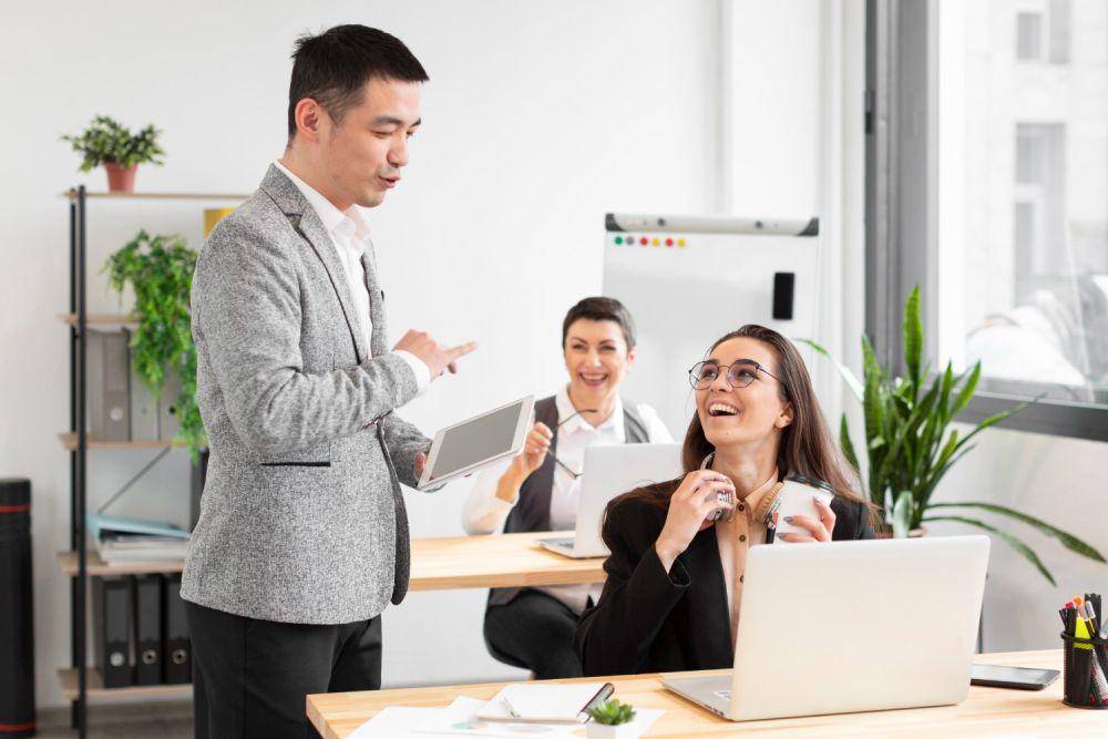 Ilustrasi orang berinteraksi di kantor (freepik.com/freepik)