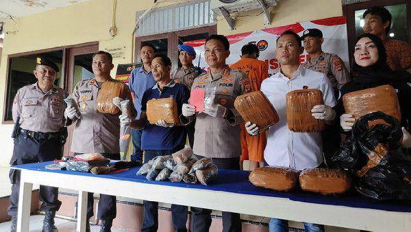 Mahyudin (19) ditangkap anggota reskrim Polsek Teluk Betung Utara Bandar Lampung saat hendak mengantarkan narkoba di salah satu pemakaman. (Dok. Polda Lampung).