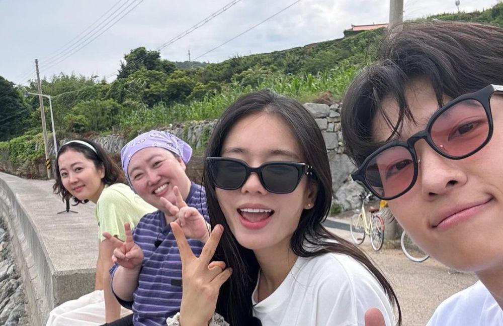 8 Momen Akrab Ahn Eun Jin Bareng Cast Fresh off the Sea, Seru!