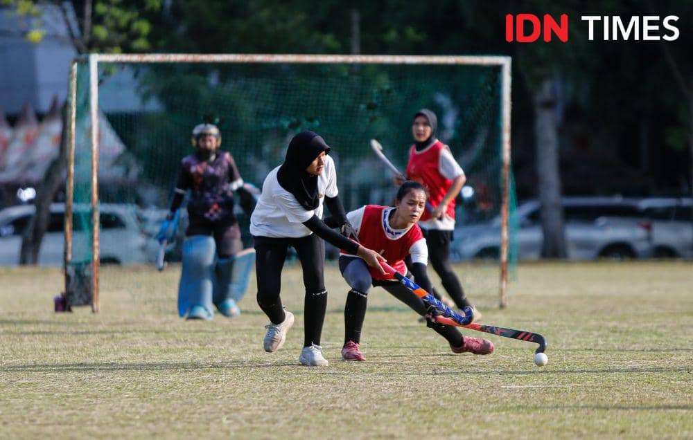 Persiapan atlet hoki putri Sumut di Lapangan Hoki Unimed (IDN Times/Doni Hermawan)