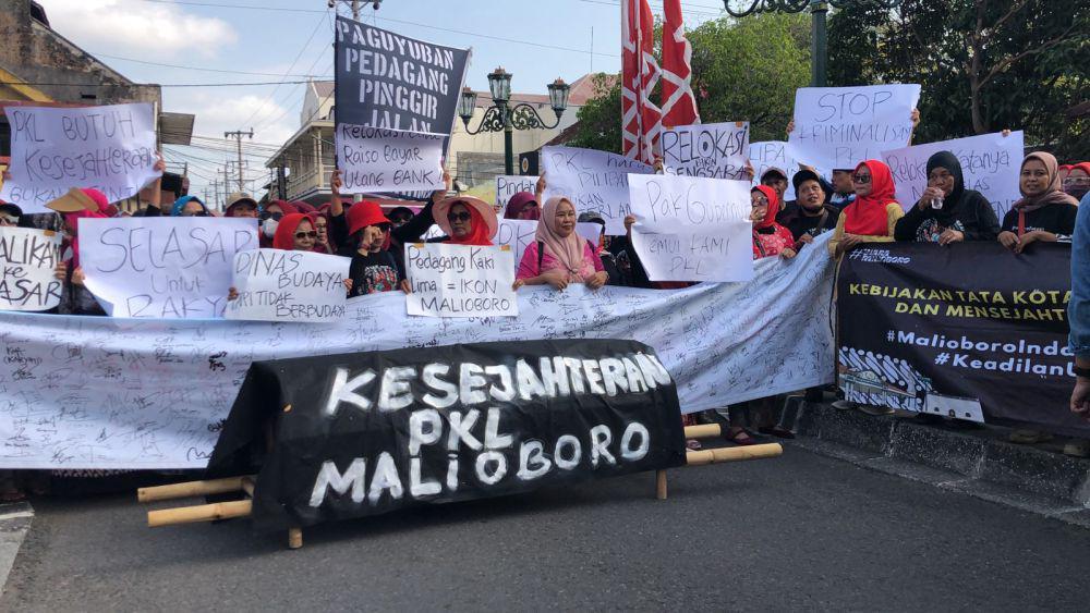 PKL Teras Malioboro Geruduk Kantor Gubernur Minta Dilibatkan Diskusi