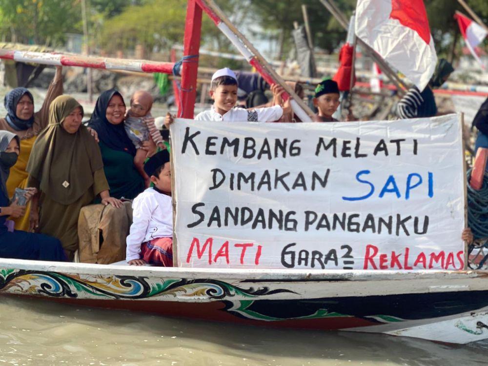 Nelayan Kenjeran Sedekah Laut Sambil Suarakan Tolak Reklamasi