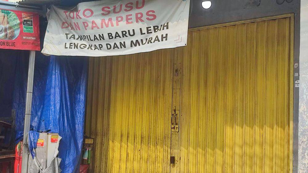 Toko susu dan popok yang dibobol maling di Mutiara Gading Timur, Mustikajaya, Kota Bekasi (Imam Faishal/IDN Times).