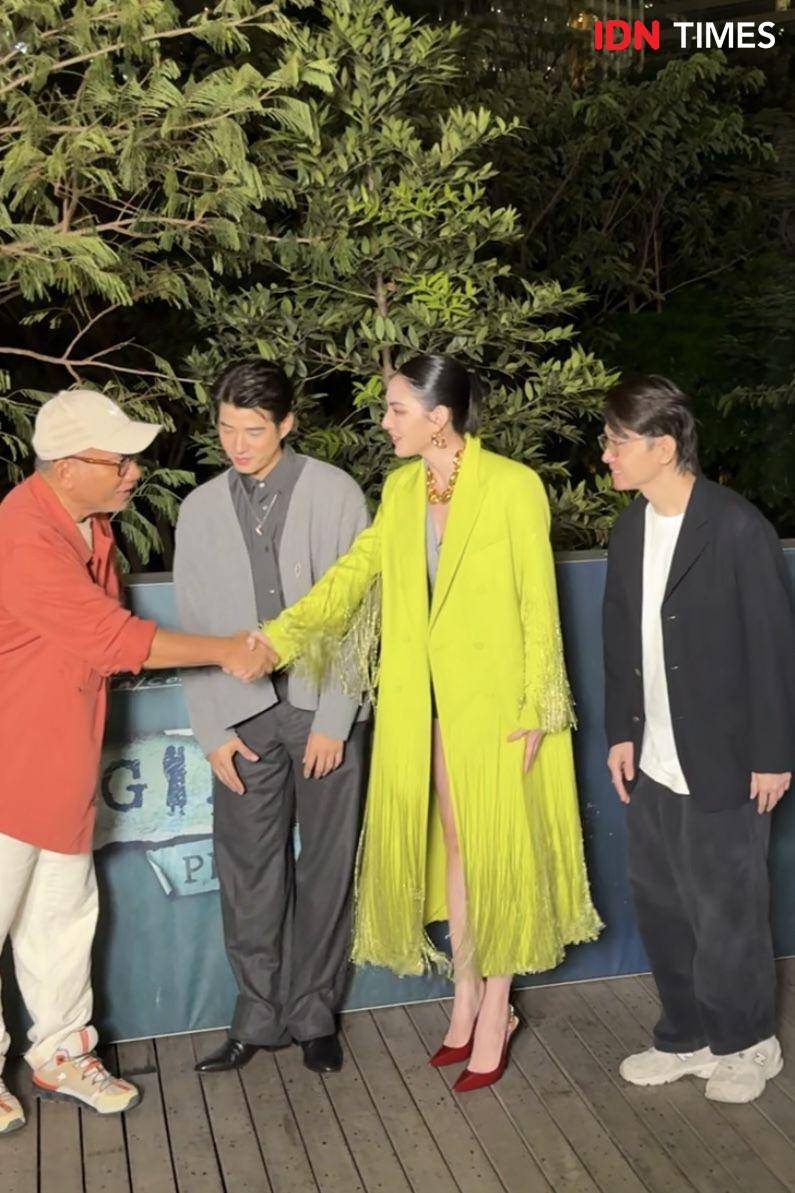 momen cast Kang Mak From Pee Mak ketemu Mario Maurer dan Davika Hoorne (IDN Times/Elizabeth Chiquita)