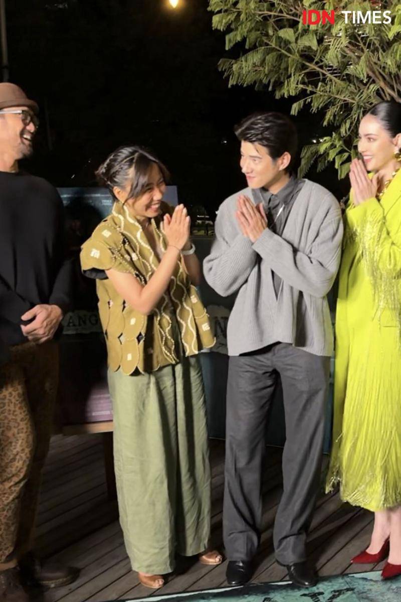 momen cast Kang Mak From Pee Mak ketemu Mario Maurer dan Davika Hoorne (IDN Times/Elizabeth Chiquita)
