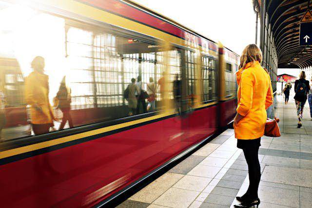 ilustrasi berdiri di stasiun (pexels.com/Life Of Pix)