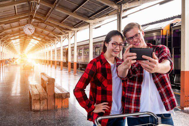ilustrasi menggunakan ponsel di stasiun (pexels.com/veerasak Piyawatanakul)