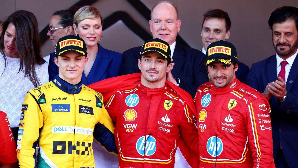 Charles Leclerc (tengah) menjuarai GP Monako 2024 diikuti Oscar Piastri (kiri) di podium kedua dan Carlos Sainz (kanan) di podium ketiga. (twitter.com/Formula 1)
