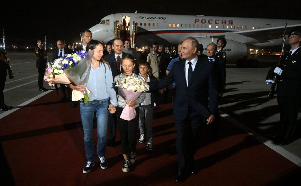 Presiden Rusia, Vladimir Putin sambut tahanan yang dibebaskan dari Barat. (kremlin.ru)