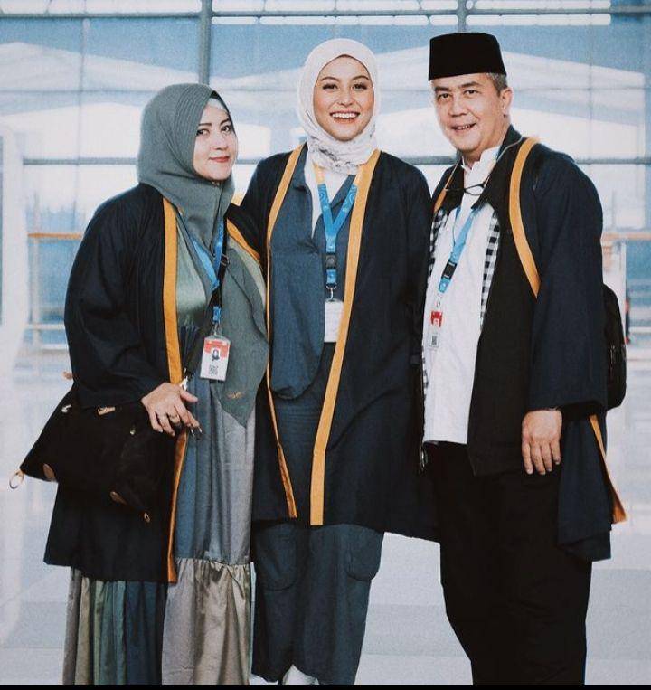 Awkarin berangkat umrah (Instagram.com/narinkovilda)
