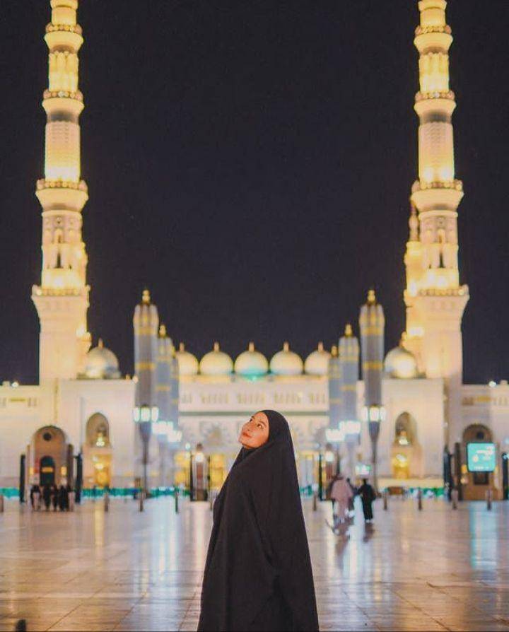 Awkarin berangkat umrah (Instagram.com/narinkovilda)