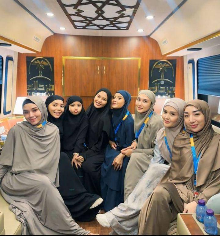 Awkarin berangkat umrah (Instagram.com/narinkovilda)