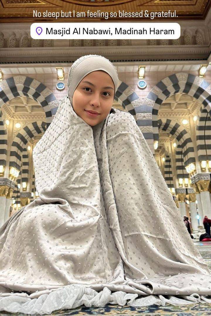 Awkarin berangkat umrah (Instagram.com/narinkovilda)
