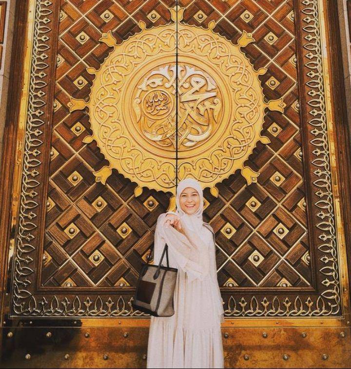Awkarin berangkat umrah (Instagram.com/narinkovilda)