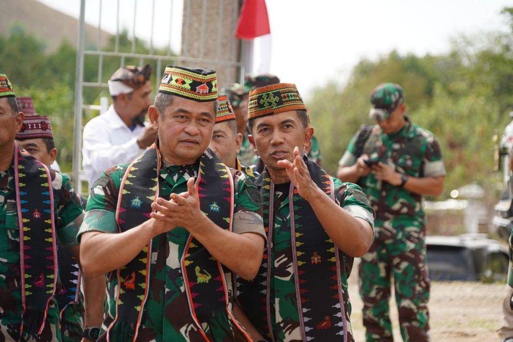 Kepala Staf Angkatan Darat (KSAD) Jenderal Maruli Simanjuntak (di sebelah kiri)ketika berada di Nusa Tenggara Timur (NTT). (Dokumentasi Dispenad)