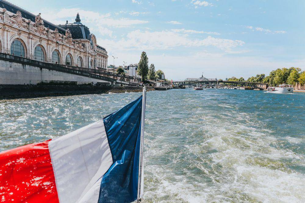 pemandangan sungai seine di paris (pixabay.com/pedroprovazio)