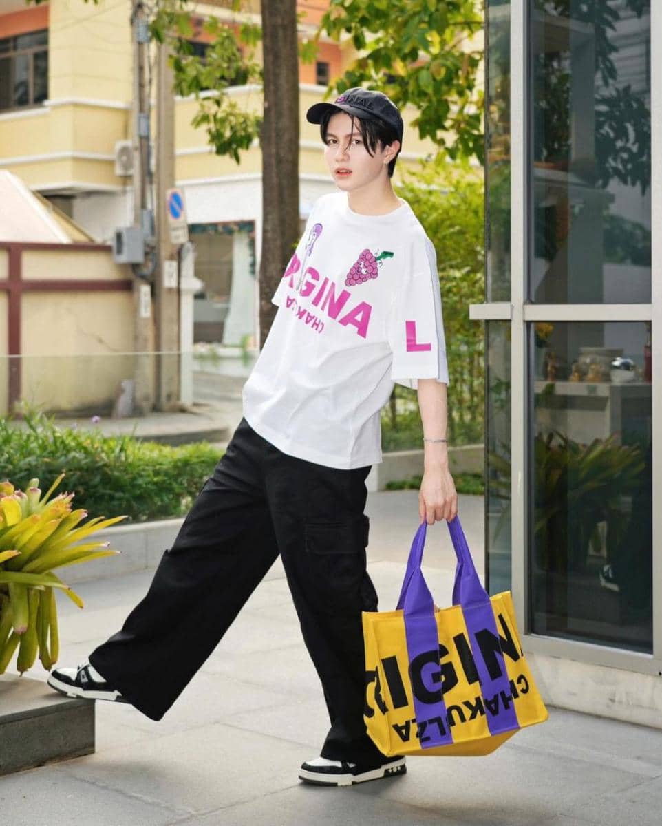 outfit nuansa hitam putih ala William LYKN (instagram.com/williamjkp)