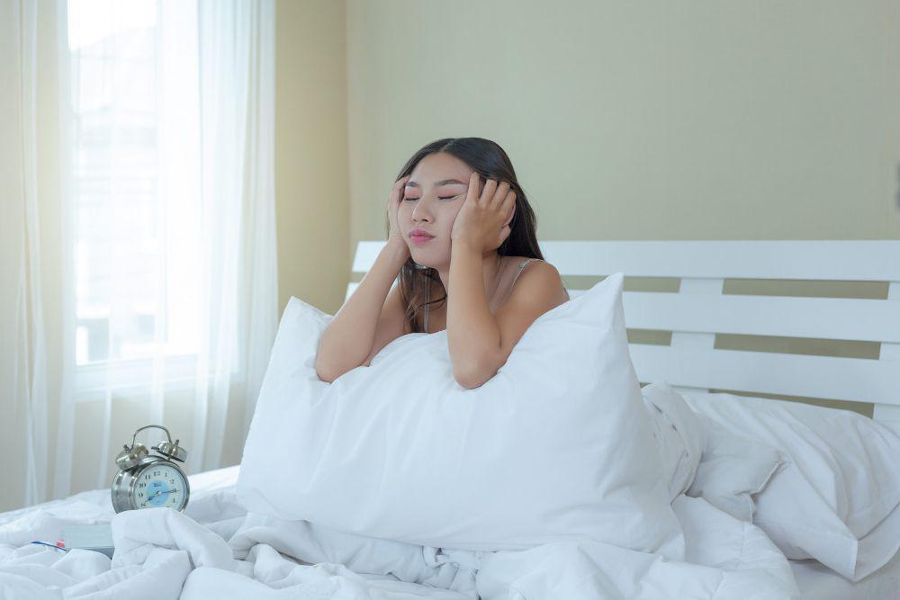 5 Cara Menghilangkan Bau Apek di Kamar Tidur