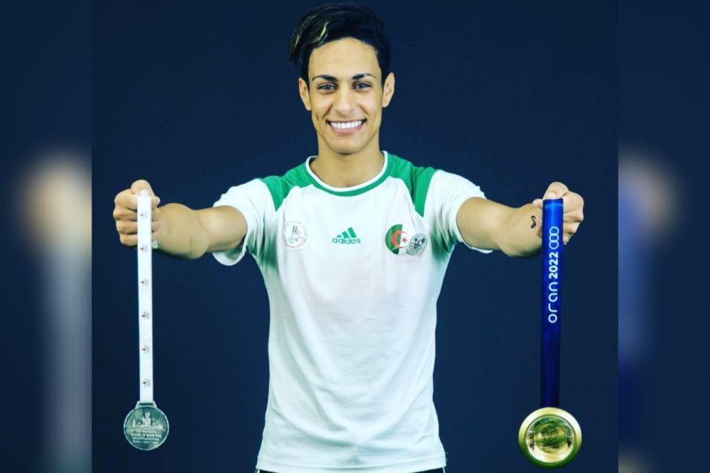 potret Imane Khelif memamerkan medalinya (instagram.com/imane_khelif_10)