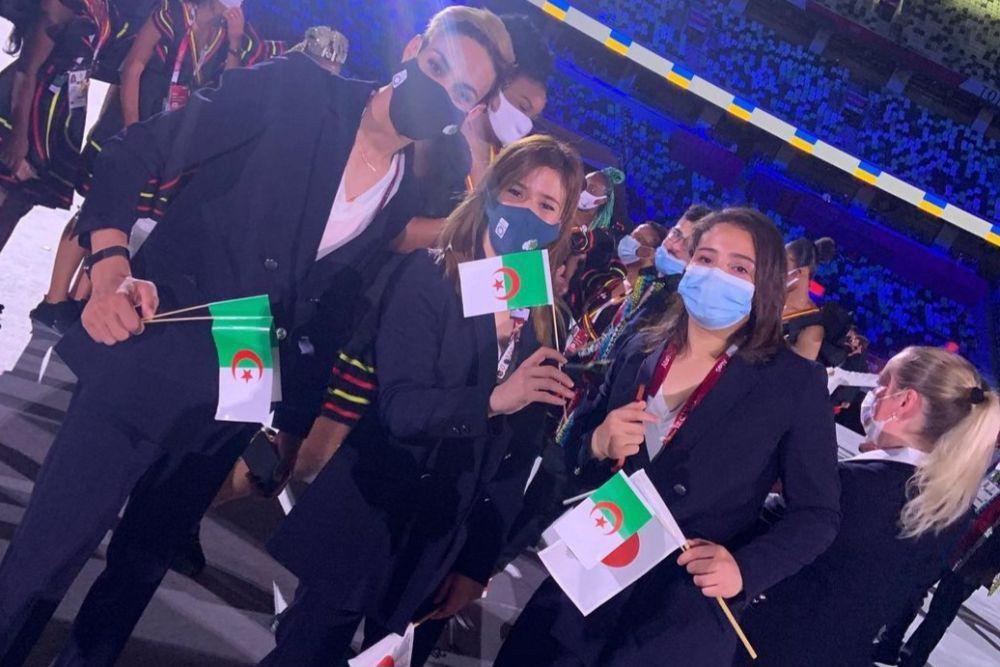 potret Imane Khelif (kiri) di upacara pembukaan Olimpiade Tokyo 2020 (instagram.com/imane_khelif_10)