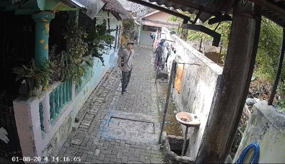 Pengamen yang curi pakaian dalam di Kota Malang. (IDN Times/istimewa)