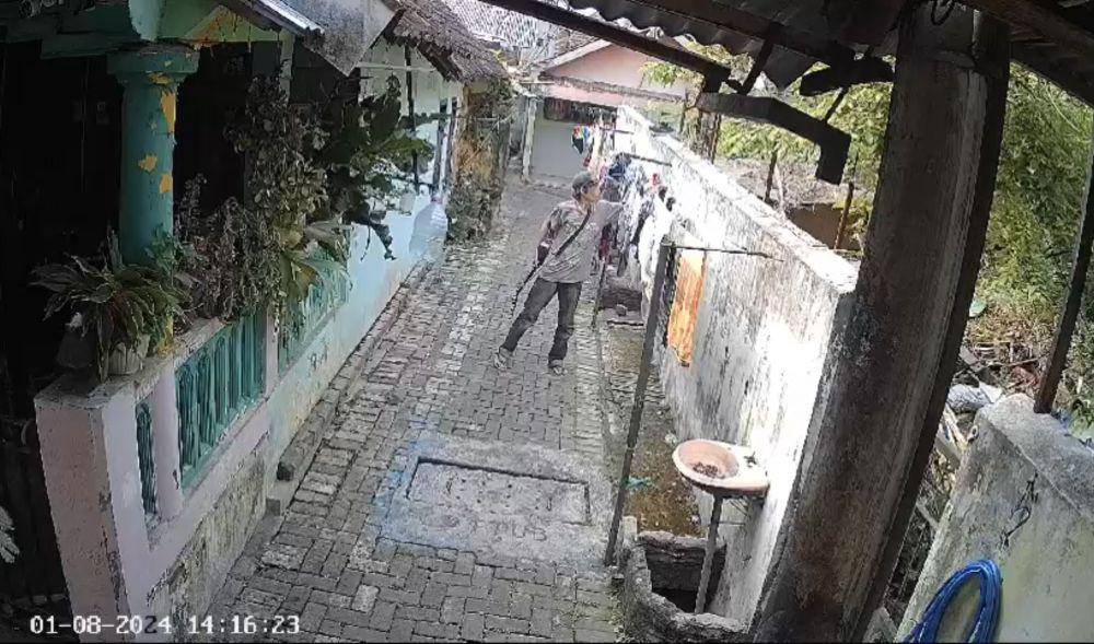 Pengamen yang curi pakaian dalam di Kota Malang. (IDN Times/istimewa)
