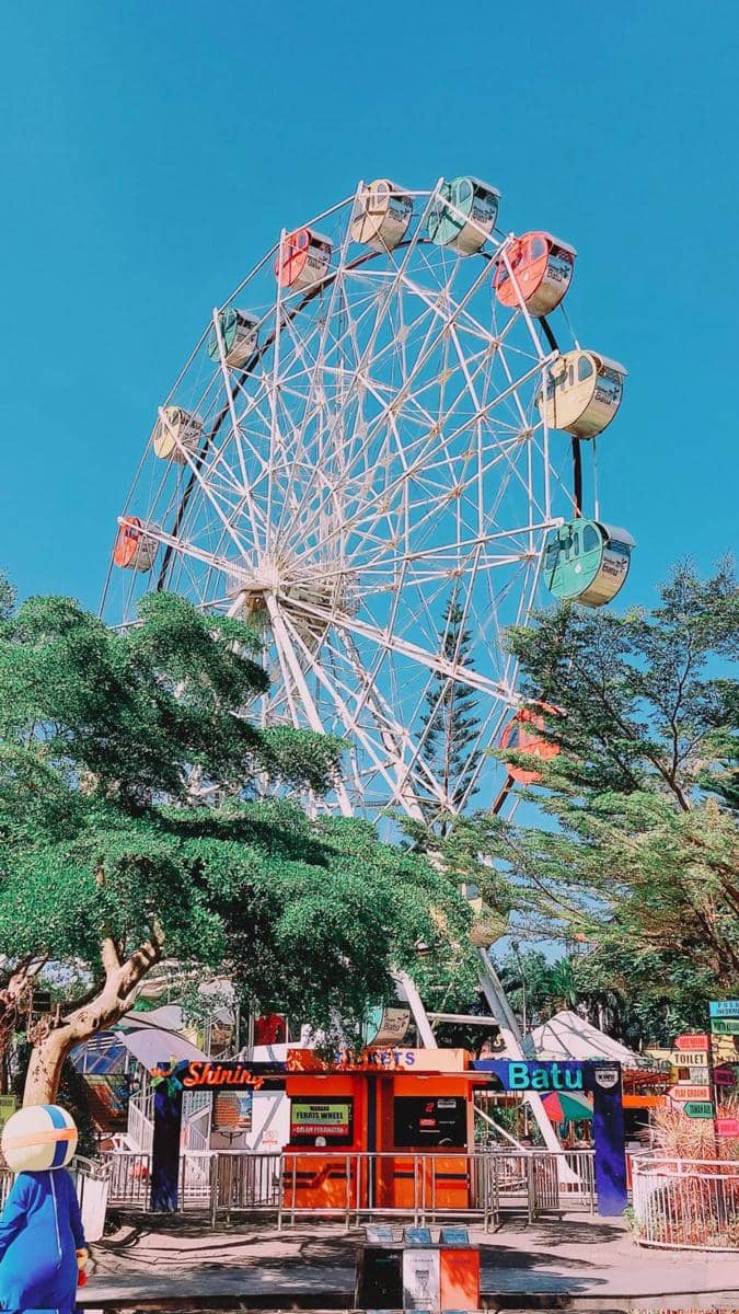 Ilustrasi bianglala Alun-alun Kota Batu. (Twitter/@livinnspyx)