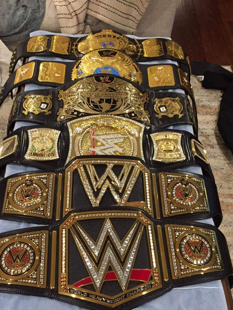 potret koleksi sabuk WWE (reddit.com/r/WWE)