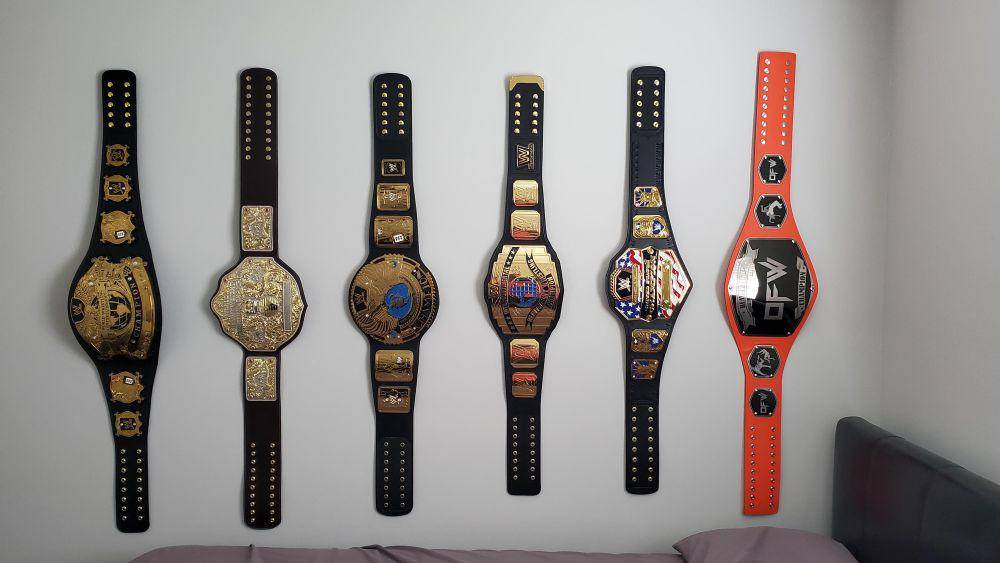 potret koleksi sabuk WWE (reddit.com/user/HandsomeHector)