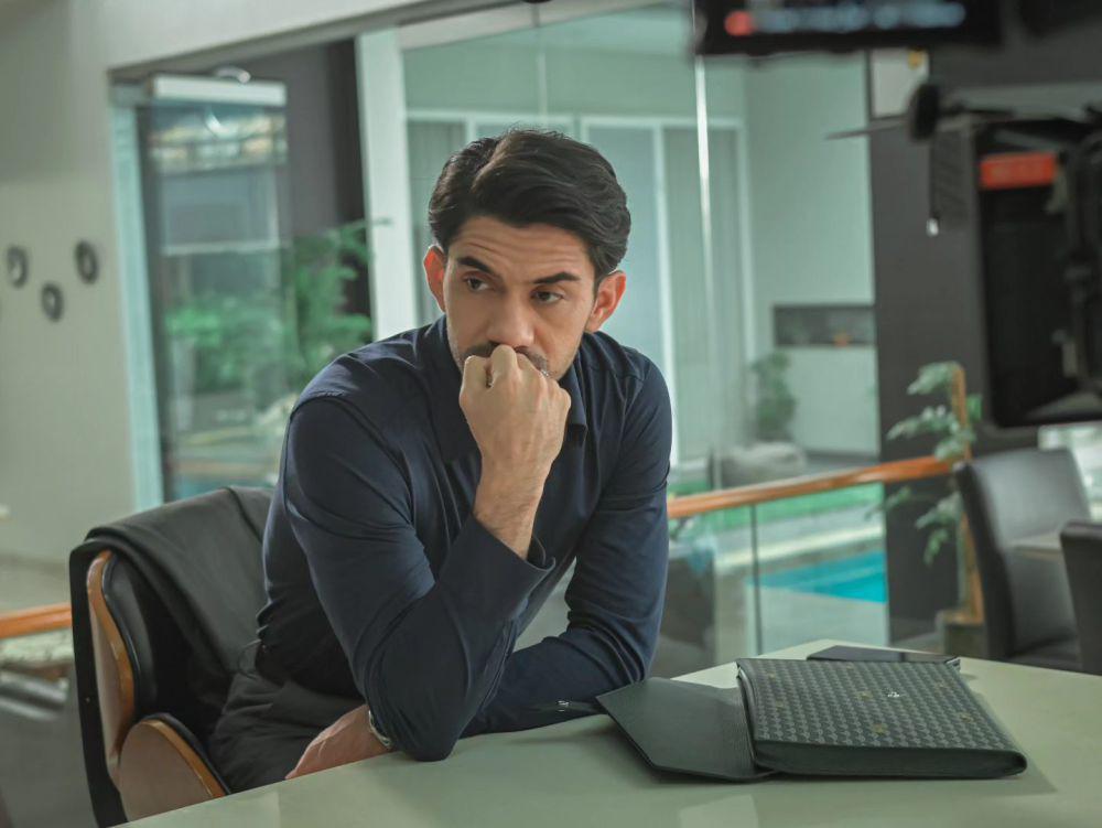 9 Peran Reza Rahadian jadi Kekasih Toxic di Film dan Series