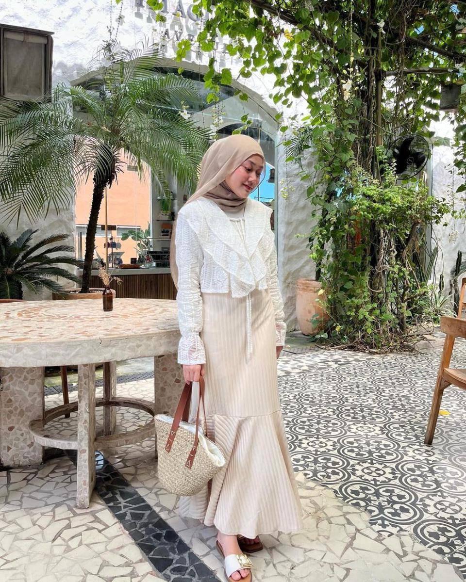 inspirasi padu-padan outfit coquette style untuk hijab ala Adinda Valda (instagram.com/adindavld)