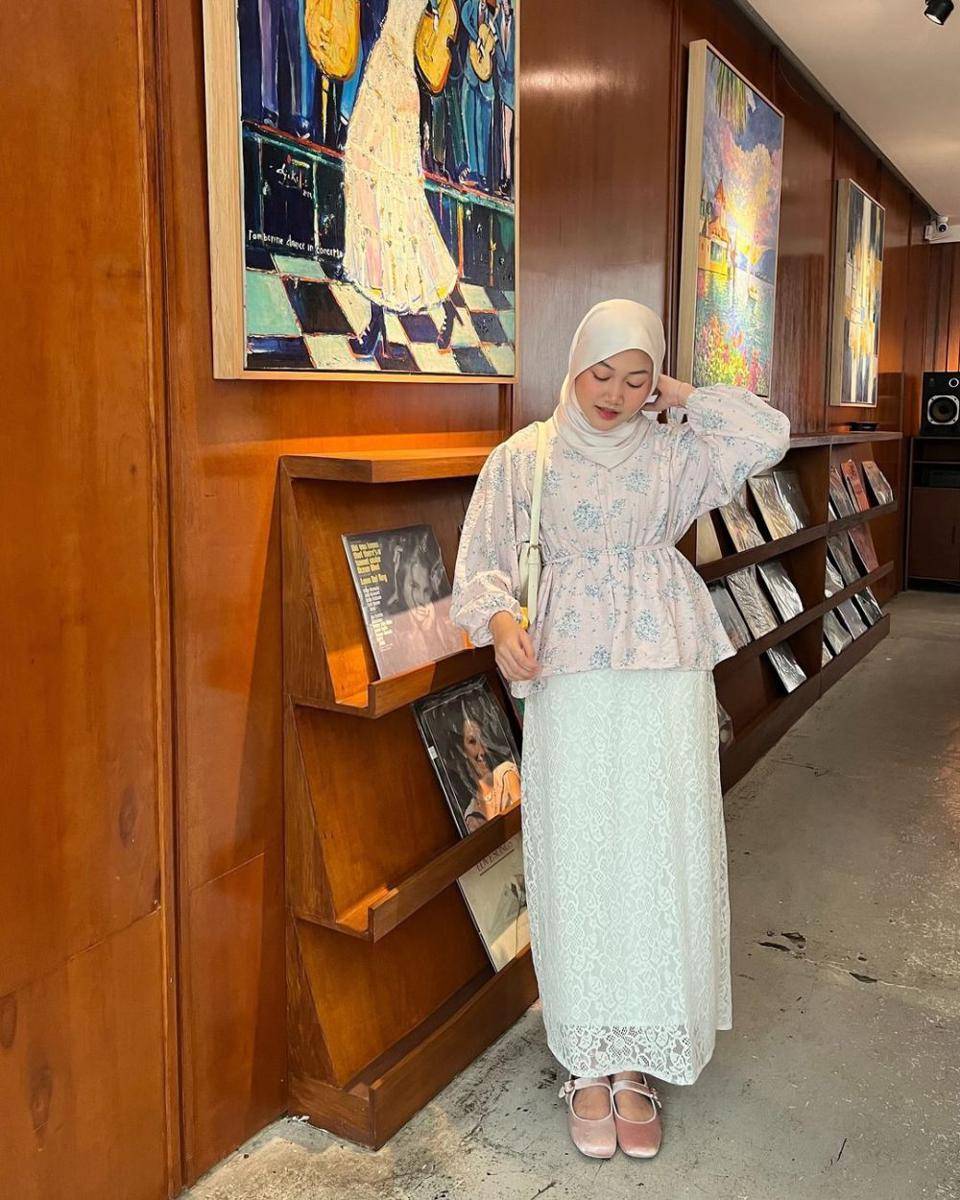 inspirasi padu-padan outfit coquette style untuk hijab ala Adinda Valda (instagram.com/adindavld)