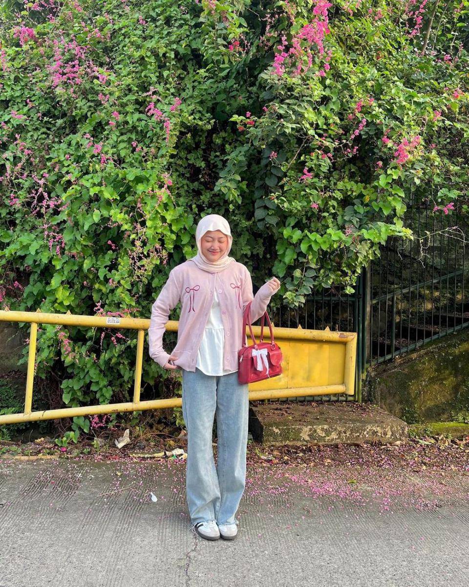 inspirasi outfit coquette untuk hijab ala Adinda Valda (instagram.com/adindavld)