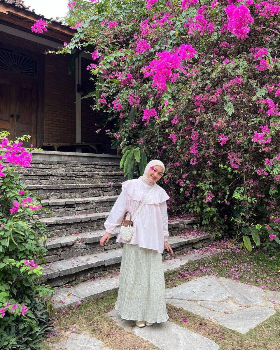inspirasi padu-padan outfit coquette style untuk hijab ala Adinda Valda (instagram.com/