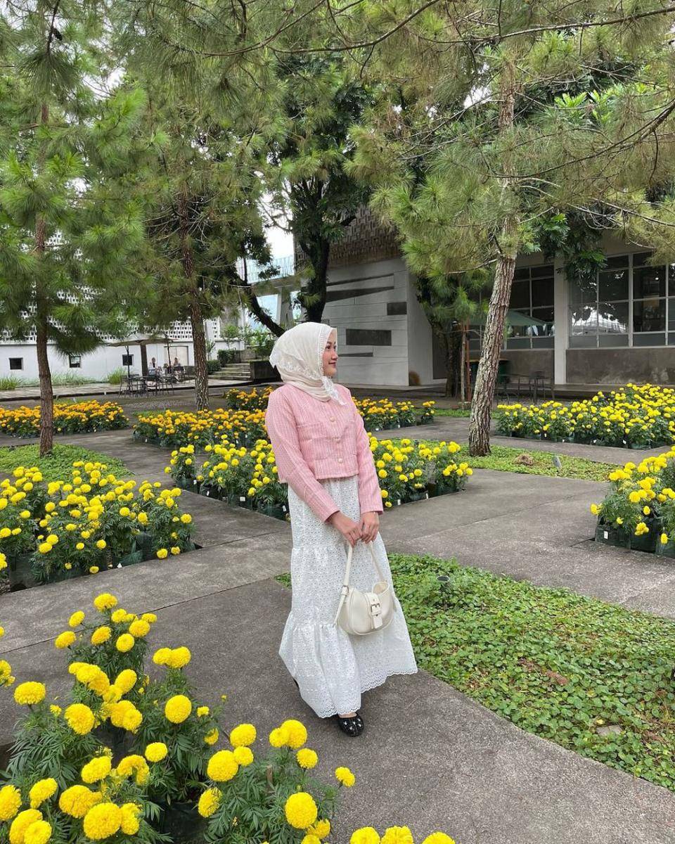 inspirasi outfit coquette yang sedang tren ala Adinda Valda (instagram.com/adindavld)
