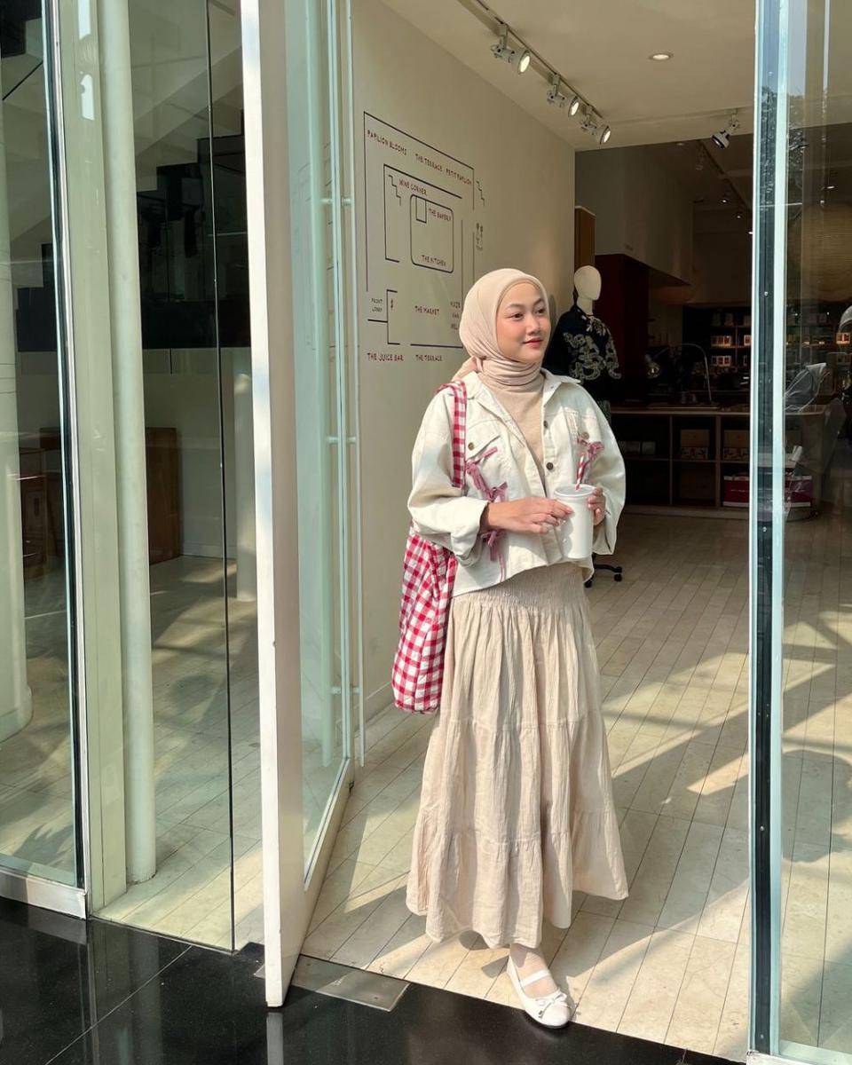 inspirasi padu-padan outfit style coquette untuk hijab (instagram.com/adindavld)