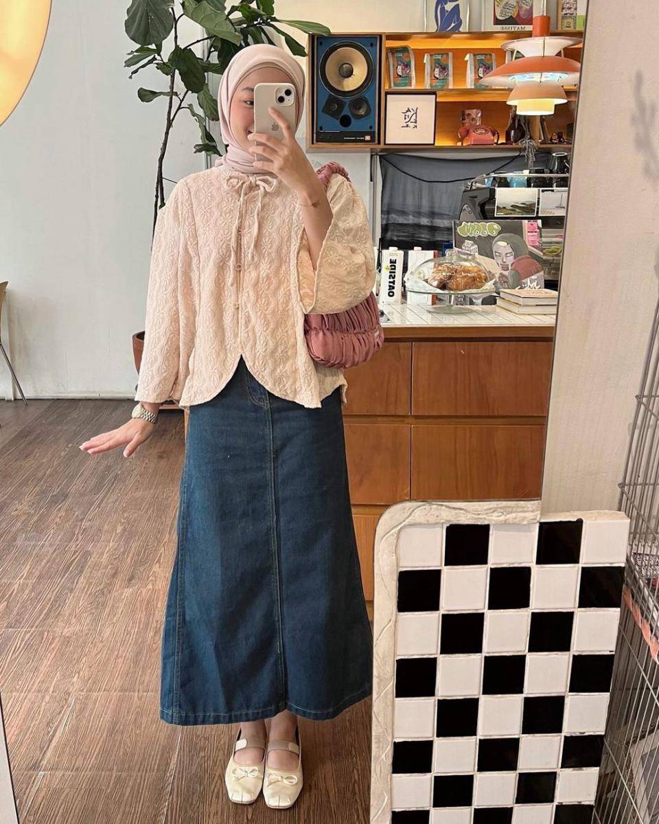 inspirasi padu-padan outfit coquette style untuk hijab (instagram.com/adindavld)
