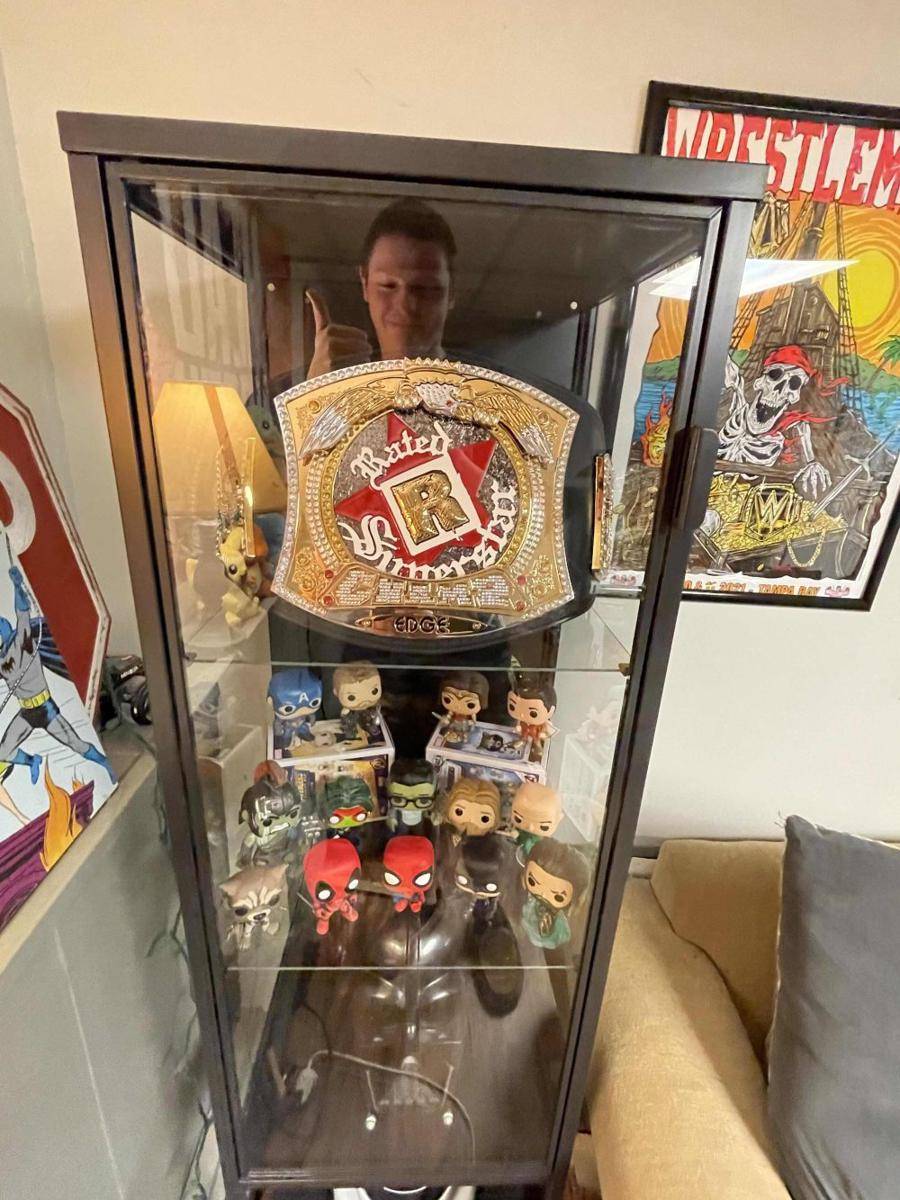 potret koleksi sabuk WWE (reddit.com/user/WearyRefrigerator)