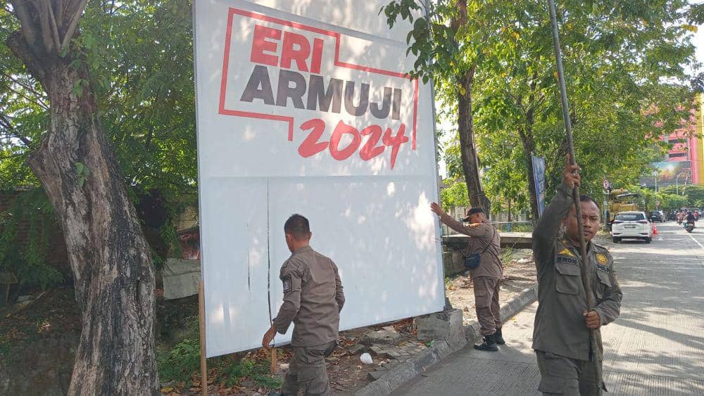 Satpol PP Surabaya Turunkan Semua Baliho Eri Cahyadi