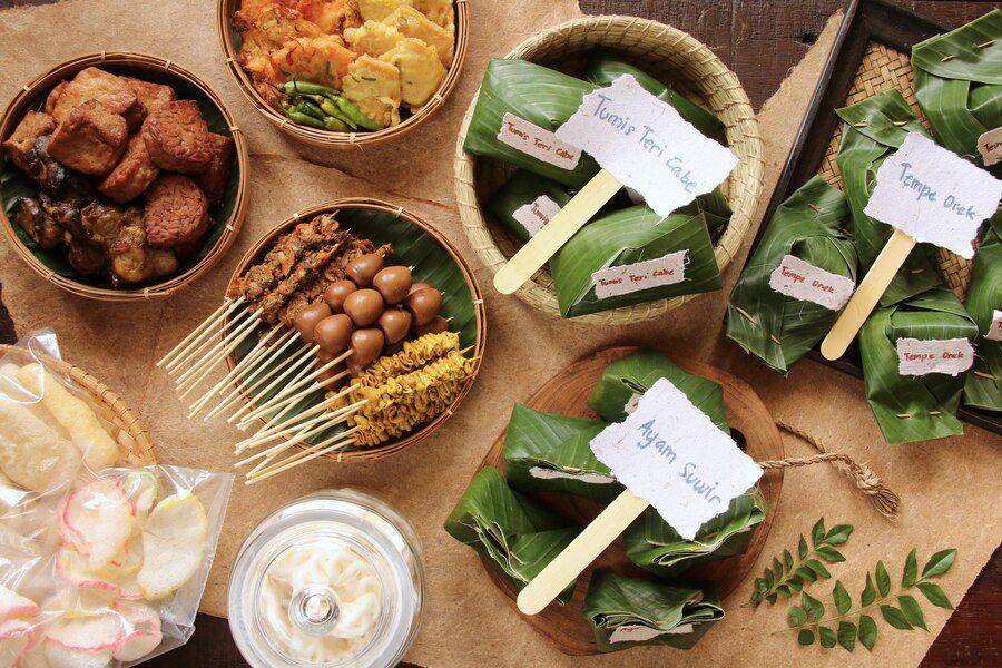 Ilustrasi sate dan makanan lainnya (freepik.com/EyeEm)