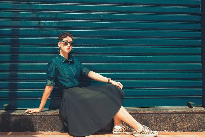 ilustrasi model berpose (pexels.com/breno-cardoso)