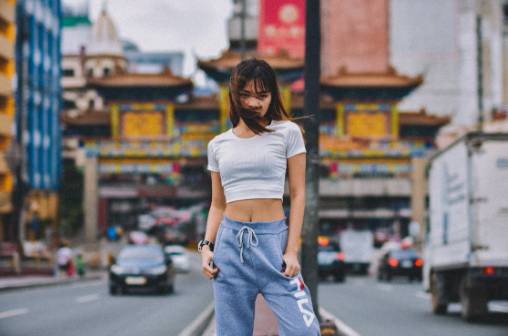 ilustrasi perempuan menggunakan cro top (pexels.com/janselferma)
