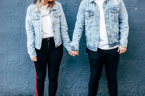 ilustrasi pasangan gunakan jaket denim (pexels.com/thomasleeward)