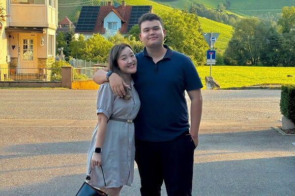 Resmi Melamar, 7 Potret Mesra Kakak Sarah Menzel dan Kekasih