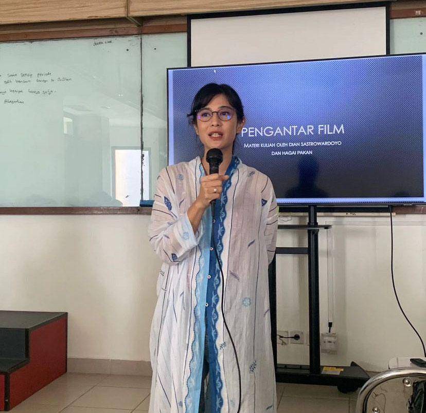 potret Dian Sastro mengajar di kelas (instagram.com/therealdiastr)