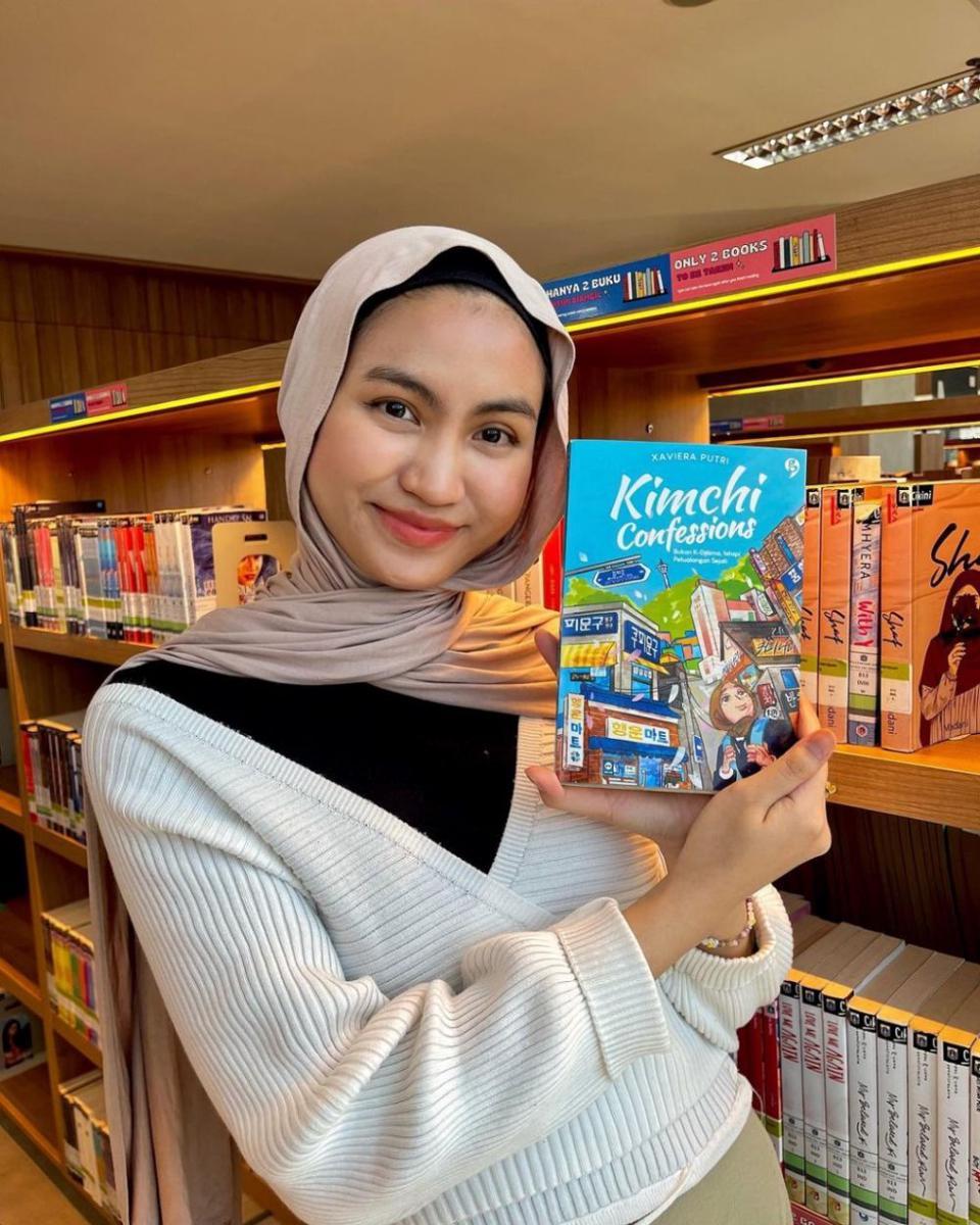 Xaviera Putri dan buku Kimchi Confessions (instagram.com/xavieraaputri)